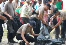 Pemkab Agam, TNI, dan Polri Bersihkan Pantai